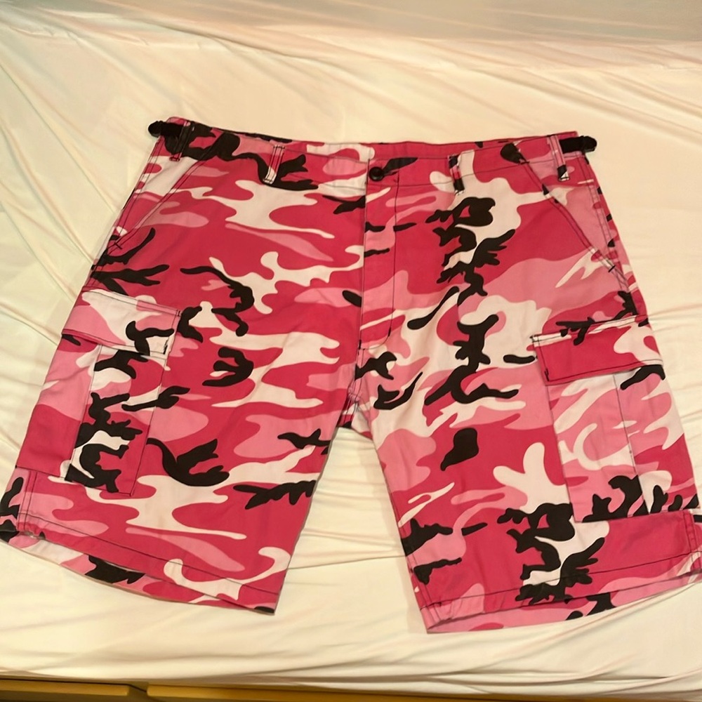 NWOT Backbone Cargo Shorts Pink Camo 42